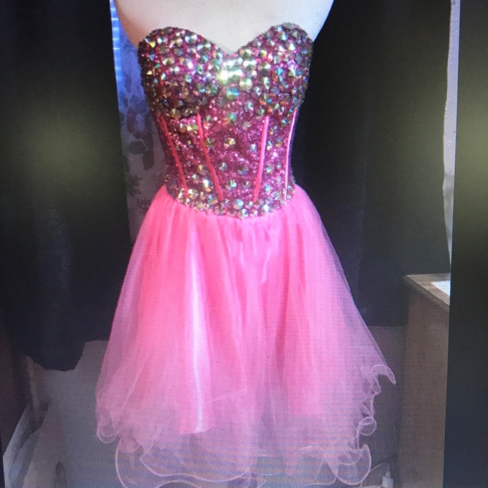 LA merchandise is short homecoming queen dress size 8